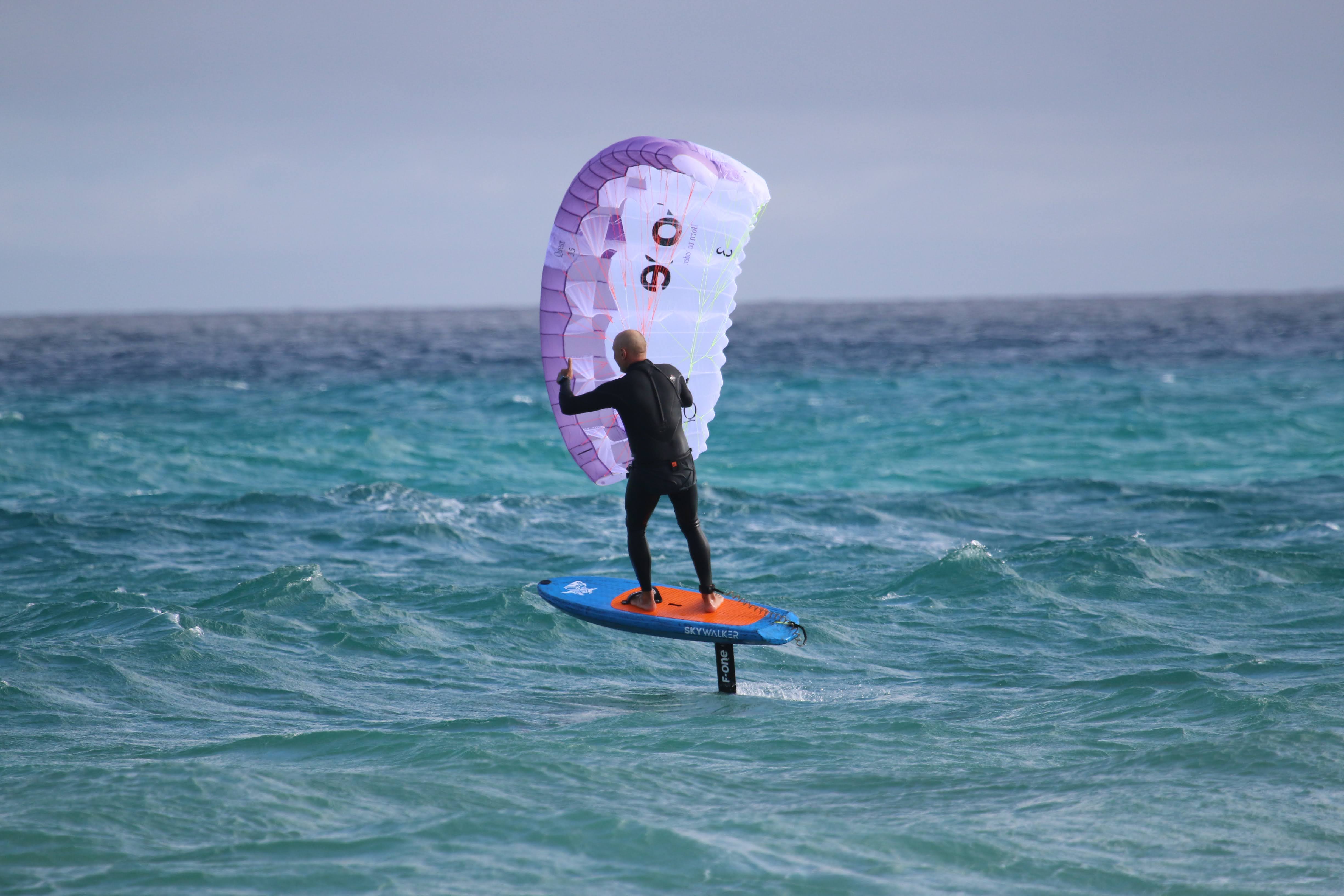 Cezary Augustynowicz na wodzie z Parawingiem